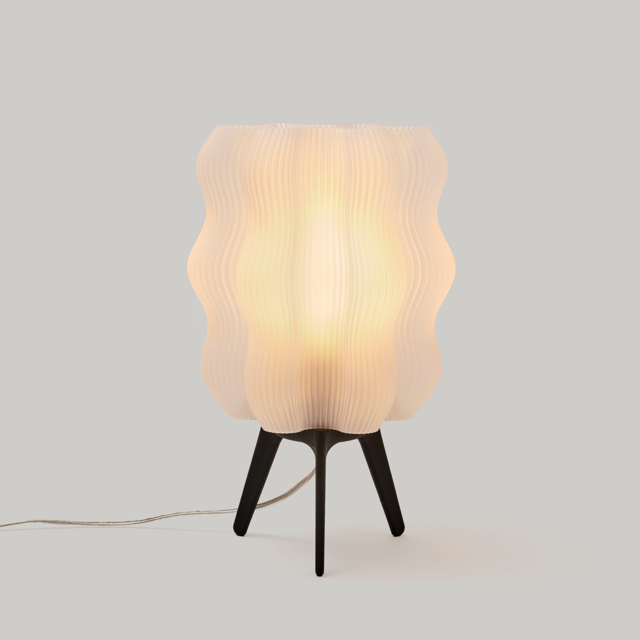 Wavy sculptural 3D-printed table lamp